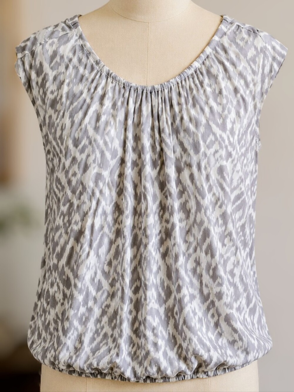 Vintage Ann Taylor LOFT Gray Ikat-Print Cap Sleeve Blouse